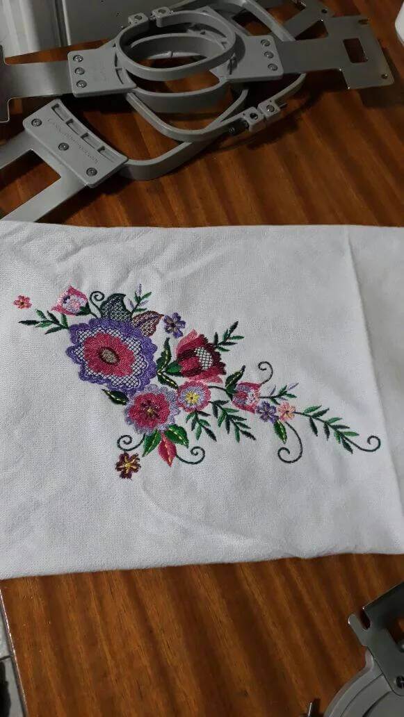 Bordado floral personalizado sendo produzido